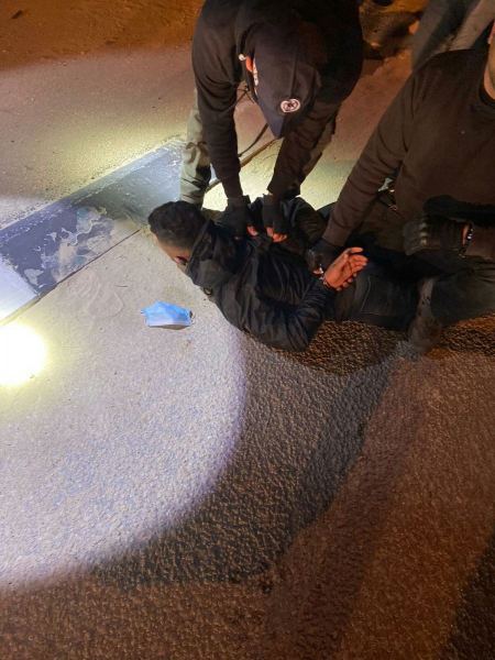 اعتقال 4 اشخاص على حاجز رنتيس بسرقة مركبات